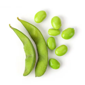 Habas frescas verdes con dos vainas enteras y granos desgranados sobre fondo blanco, disponibles por 500 g y 1 kg
